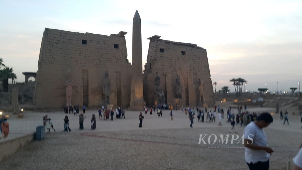 Pemandangan kuil Luxor di kota Luxor pada hari Sabtu 5 Maret 2022. Kuil Luxor dibangun oleh Amenhotep III pada 1400 SM atau pada 3422 lalu. Kemudian pembangunan kuil Luxor disempurkan oleh para firaun berikutnya, termasuk Firaun II. 