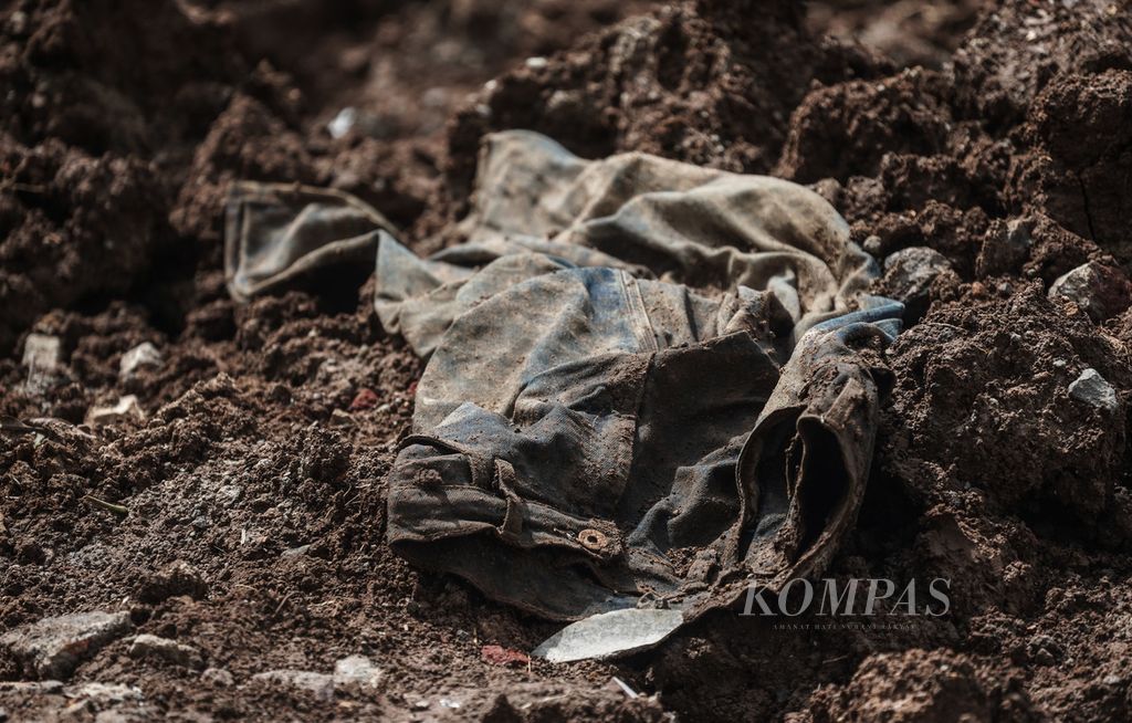 Salah satu celana yang ditemukan di antara timbunan tanah longsoran akibat gempa di sekitar Warung Sate Shinta, Jalan Raya Cipanas-Cianjur, Cugenang, Kabupaten Cianjur, Jawa Barat, Senin (28/11/2022). 