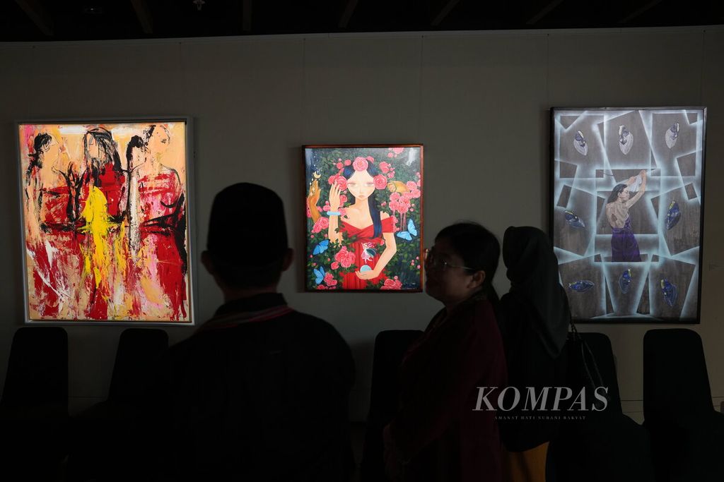 Pengunjung mengamati lukisan &quot;2019: Ambrosia&quot; karya Harindavati (tengah) dalam Pameran Lukisan Koleksi Bentara Budaya berjudul <i>Per-empu-an: Sosok Perempuan di Mata Seniman</i> di Bentara Budaya Art Gallery Lantai 8 Menara Kompas, Jakarta, Rabu (24/4/2024).