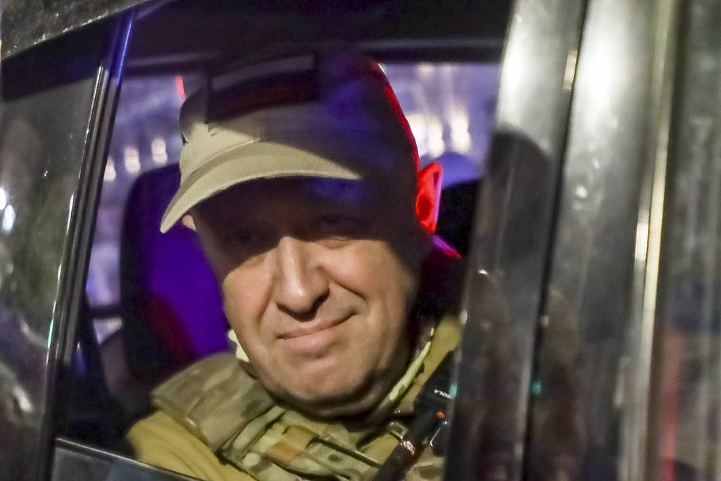 Yevgeny Prigozhin, komandan pasukan tentara bayaran Wagner Group, naik kendaraan militer di ruas jalan kota Rostov-on-Don, Rusia, Sabtu (24/6/2023). 