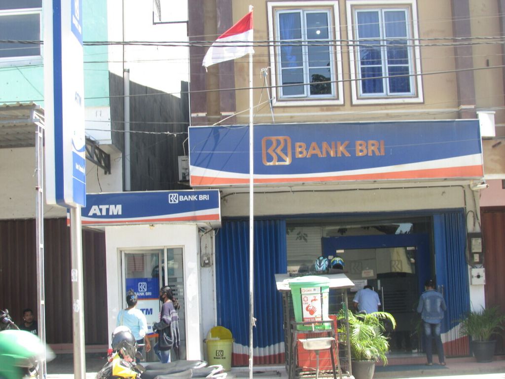 Bank BRI Unit Tuak Daun Merah, Kupang, Thursday (23/7/2020) is always crowded with customers.