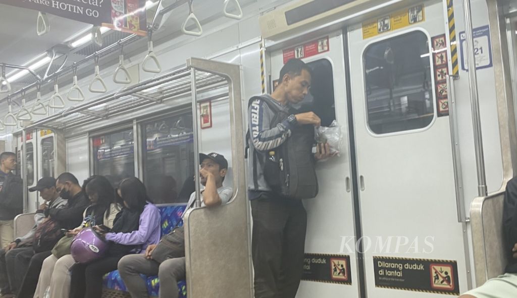 Seorang warga berbuka puasa di dalam kereta, Rabu (13/3/2024).