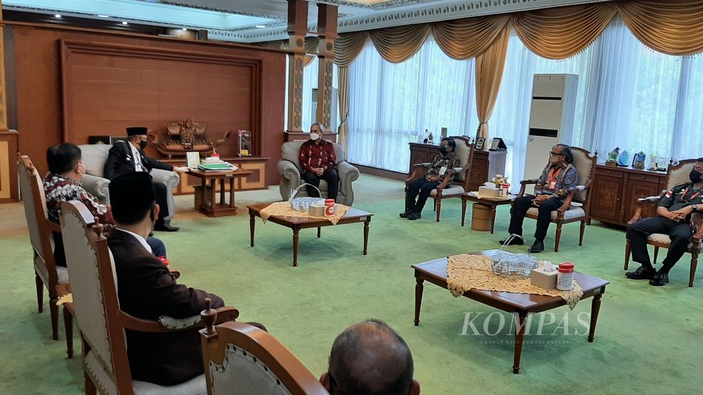 Konsul Jenderal Republik Indonesia di Kuching, Raden Sigit Witjaksono (baju merah), dalam kunjungan kehormatan kepada Gubernur Kalimantan Barat Sutarmidji di Pontianak, Kamis (19/5/2022),