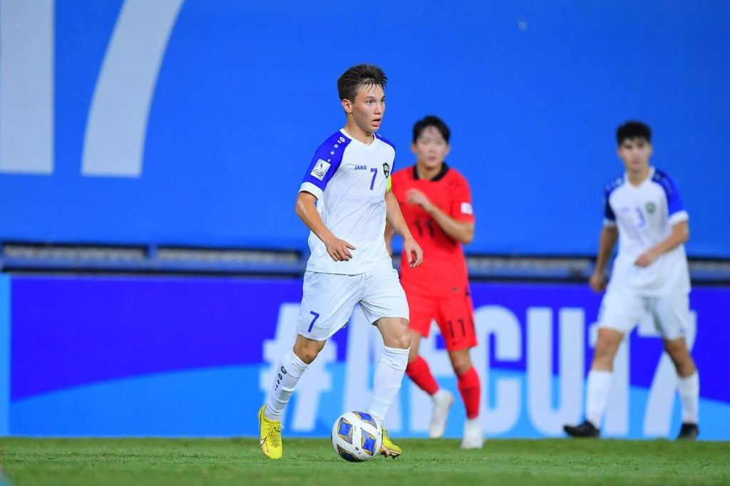 Aksi kapten Uzbekistan, Lazizbek Mirzaev, pada laga semifinal Piala Asia U-17 melawan Korea Selatan, Juni lalu, di Thailand.