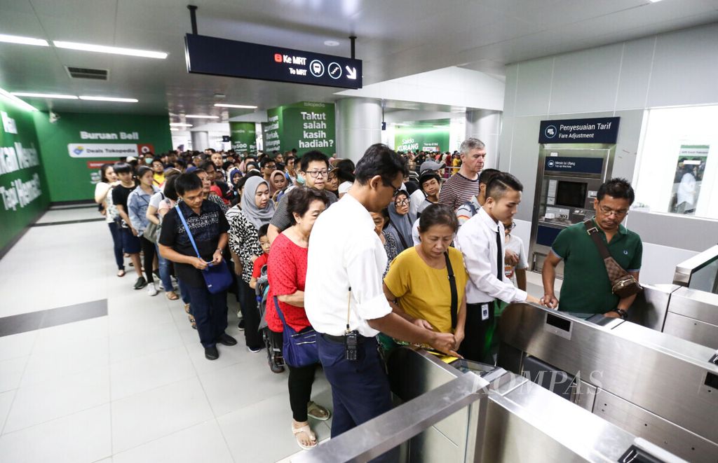 Antrean panjang penumpang kereta MRT di Stasiun Bundaran Hotel Indonesia, Jakarta Pusat, Sabtu (8/6/2019). Libur Lebaran dimanfaatkan oleh warga untuk menjajal transportasi massal baru MRT.