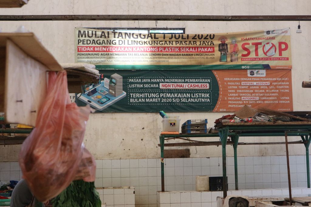 Spanduk bertuliskan larangan untuk pedagang menyediakan kantong plastik sekali pakai di Pasar Cidodol, Jakarta Selatan, Selasa (4/10/2022).