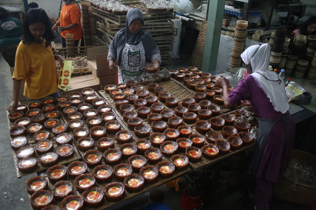 Sejumlah pekerja pabrik kue keranjang Tek Kie menyelesaikan produksi dan pengemasan di Jalan Pajagalan, Kecamatan Astanaanyar, Kota Bandung, Jawa Barat, Selasa (17/1/2023).