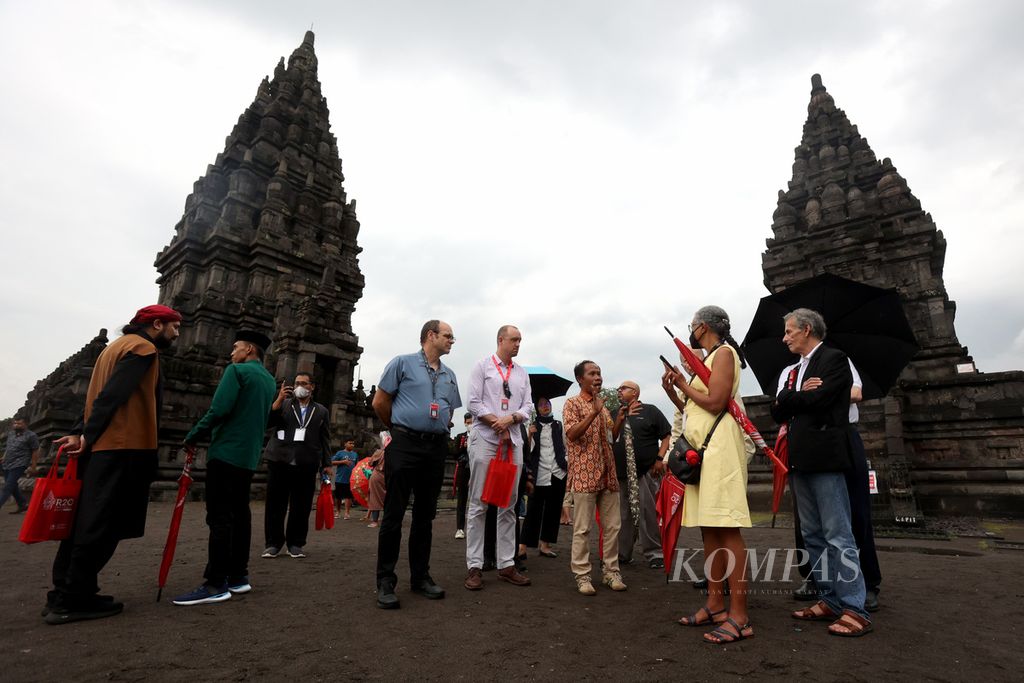 Anggota delegasi peserta konferensi G20 Religion Forum (R20) berkunjung ke Candi Prambanan, Sleman, DI Yogyakarta, Sabtu (5/11/2022). Kunjungan para anggota delegasi berlangsung saat umat Hindu di kawasan DIY dan Jawa Tengah menggelar ritual Tumpek Landep. Selain untuk mendoakan seisi semesta, ritual tersebut juga diisi dengan doa bersama untuk mendoakan kelancaran penyelenggaraan KTT G20 di Bali pada pertengahan bulan ini.