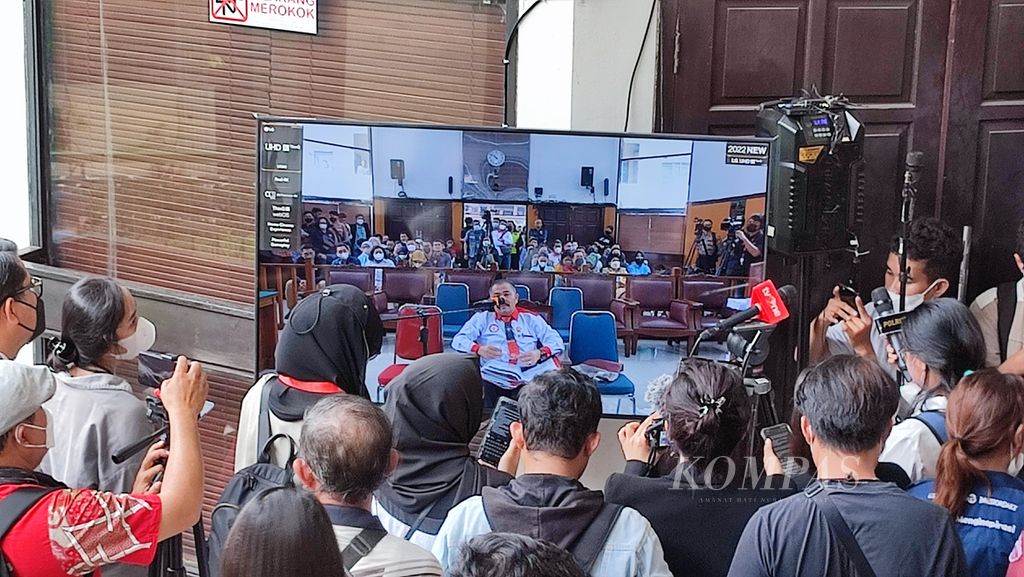 Kamaruddin Simanjuntak diperiksa sebagai saksi terhadap terdakwa Richard Eliezer Pengadilan Negeri Jakarta Selatan, Selasa (25/10/2022).