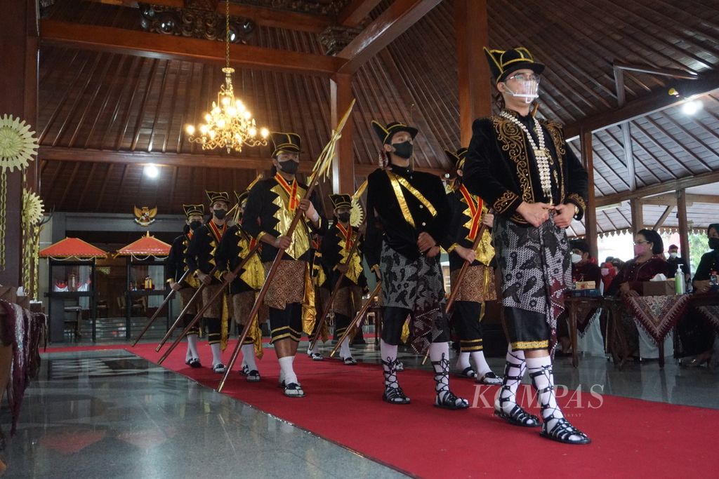 Para <i>bregada </i>atau prajurit berbaris meninggalkan pendopo setelah membawa pusaka dalam rangkaian peringatan HUT Ke-451 Kabupaten Banyumas di Purwokerto, Banyumas, Jawa Tengah, Kamis (17/2/2022). 