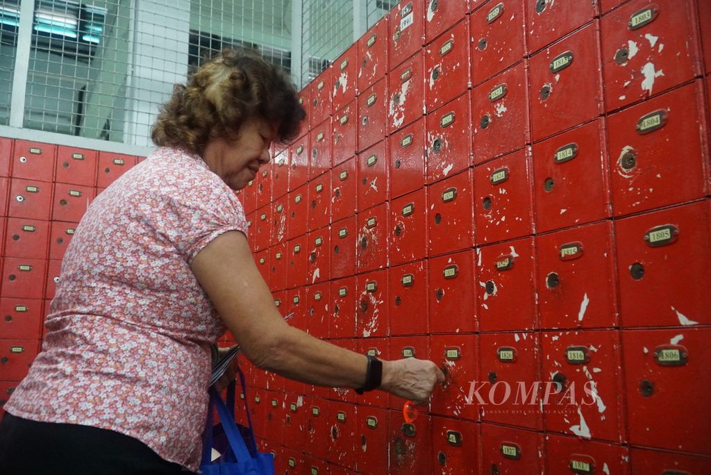 Warga membuka kotak pos (PO <i>box</i>) yang ia sewa untuk memeriksa kiriman surat dan dokumen di Kantor Pos Umum Kuching, Jalan Tun Haji Openg, kota Kuching Sarawak, Kamis (22/2/2024). 