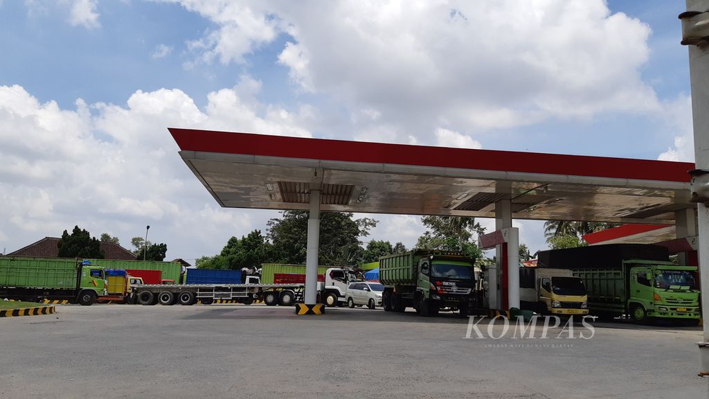 Antrean truk yang hendak mengisi solar di SPBU di Hajimena, Kecamatan Natar, Kabupaten Lampung Selatan, Lampung, Kamis (24/3/2022). Sopir truk mengeluhkan kelangkaan solar bersubsidi yang terus berulang.