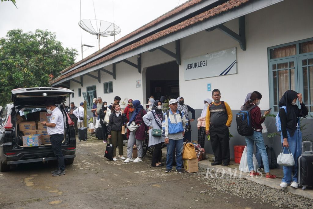 Penumpang Kereta Api Turangga dari Surabaya ke Bandung tertahan di Stasiun Jeruklegi, Cilacap, Jawa Tengah, lebih dari 10 jam pada Sabtu (8/10/2022). Di Cilacap terdapat lima lokasi amblesan akibat banjir yang mengakibatkan 13 perjalanan kereta terganggu.