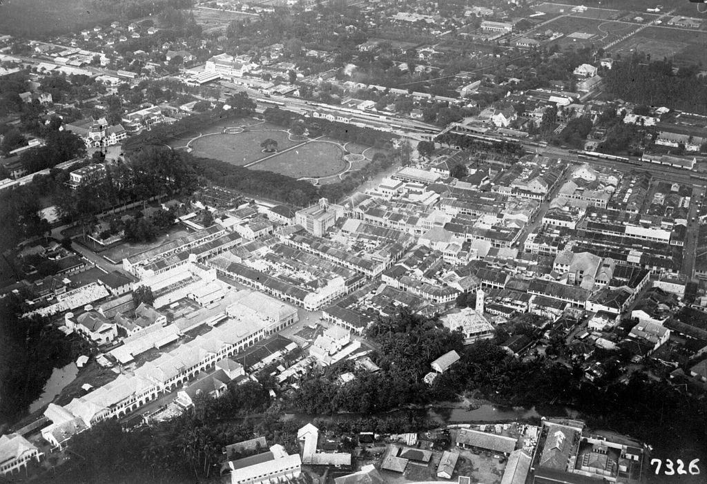 Foto udara Kota Medan yang diperkirakan dibuat antara 1920 dan 1940. Tampak lapangan Merdeka sebagai titik nol kota dan juga Sungai Deli.