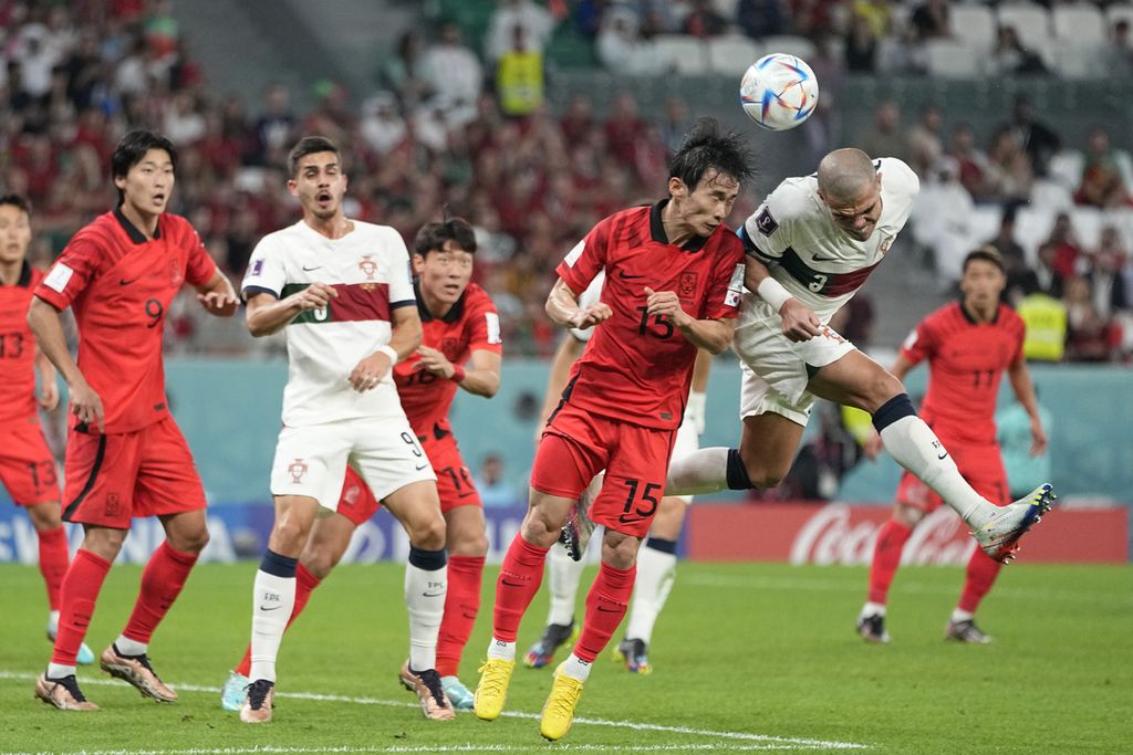 Pemain Portugal, Pepe (kanan), dan Kim Moon-hwan dari Korea Selatan menyundul bola saat pertandingan sepak bola grup H Piala Dunia antara Korea Selatan dan Portugal, di Stadion Education City di Al Rayyan, Qatar, Jumat (2/12/2022). Korsel menang 2-1 pada laga itu dan berhak maju ke babak 16 besar.