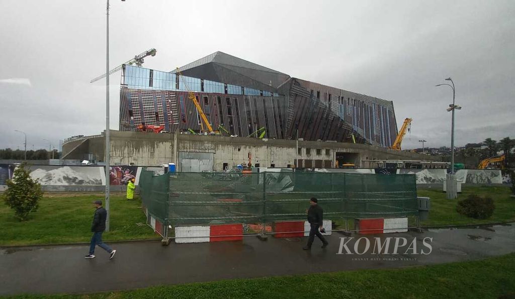 Sebuah gedung konser baru bergaya modern tengah dibangun di pusat kota Sochi, Rabu (27/3/2024)