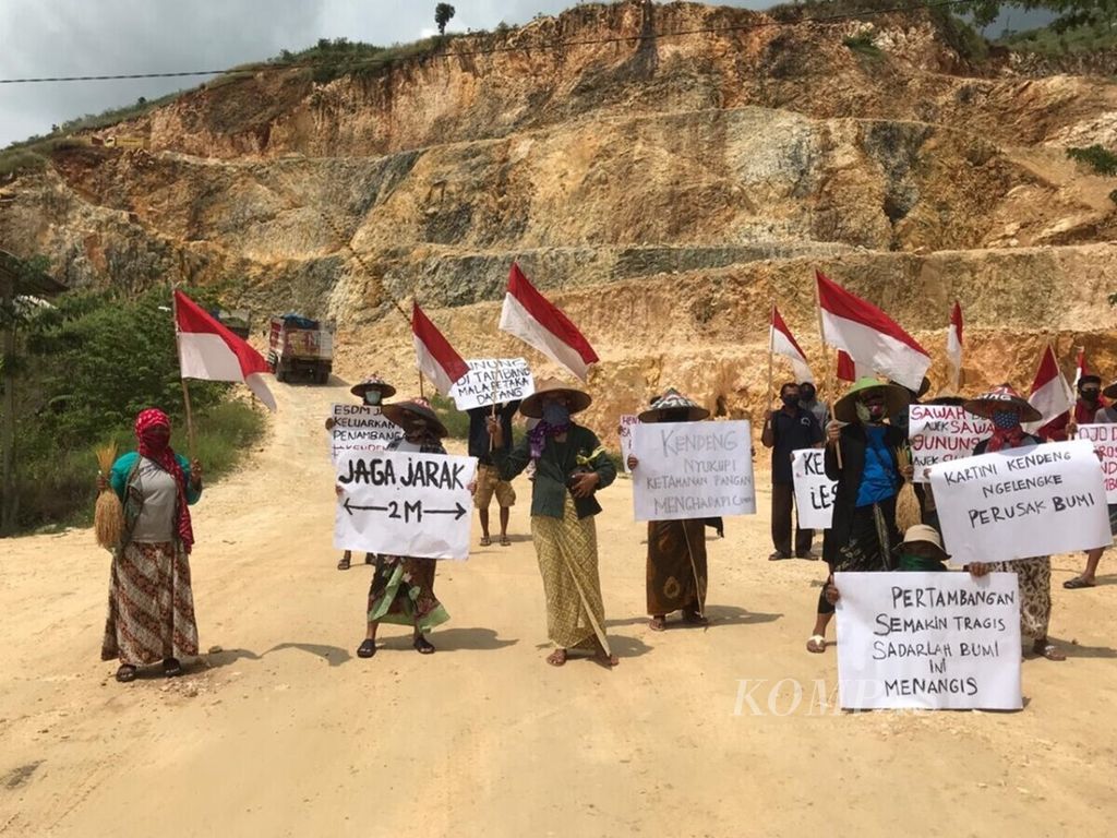 Sekitar 20 orang dari Jaringan Masyarakat Peduli Pegunungan Kendeng (JMPPK), yang enam di antaranya perempuan, melakukan aksi di lokasi penambangan batu kapur di Desa Baleadi, Kecamatan Sukolilo, Kabupaten Pati, Jawa Tengah, saat Hari Kartini 21 April 2020.