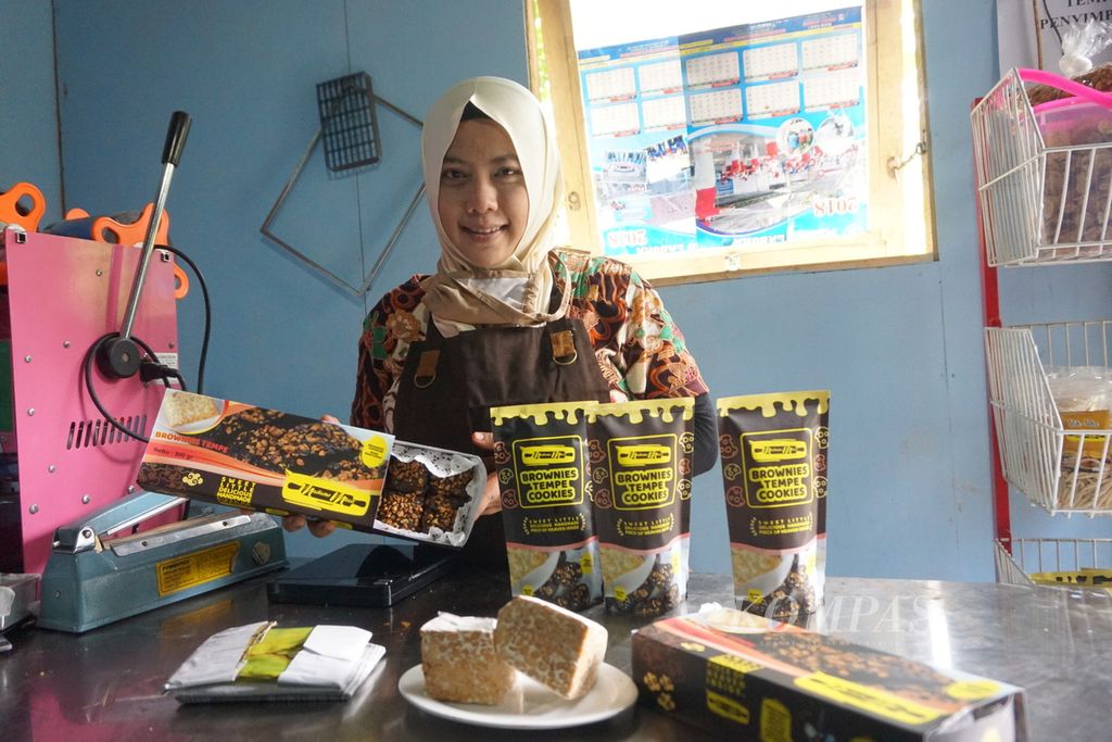 Irma Kusmayanti (42) menunjukkan <i>brownies </i>dan <i>cookies </i>tempe di Desa Pangebatan, Karanglewas, Banyumas, Jawa Tengah, Rabu (21/10/2020).
