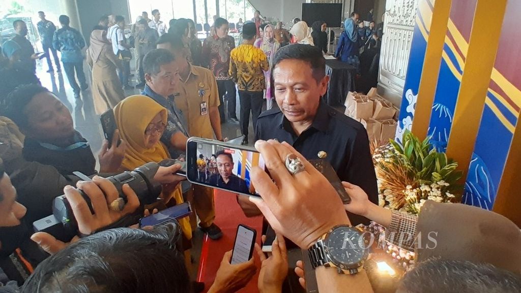 Penjabat Wali Kota Malang Wahyu Hidayat melayani sesi <i>door stop </i>saat acara Sinergi Menuju Ekonomi Kreatif, Tangguh, Teruji, dan Terdigitalisasi (Sekartaji) di Malang, Jawa Timur, Selasa (30/4/2024).