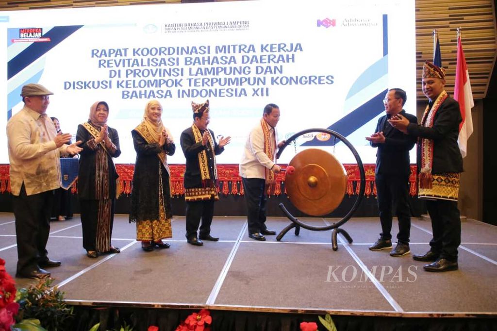 Gubernur Lampung Arinal Djunaidi saat membuka rapat koordinasi mitra kerja revitalisasi bahasa daerah di Bandar Lampung, Kamis (11/5/2023).