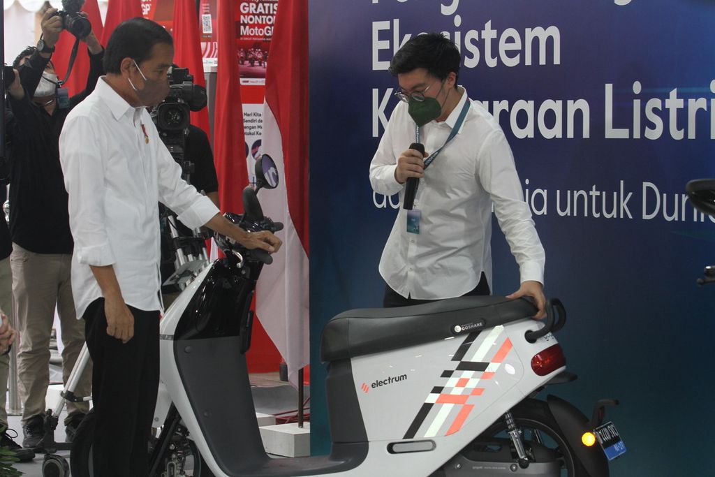 Presiden Joko Widodo dan CEO Gojek Kevin Aluwi dalam uji coba komersial motor listrik untuk mitra pengemudi GoRide Gojek, Selasa (22/2/2022), di Jakarta.