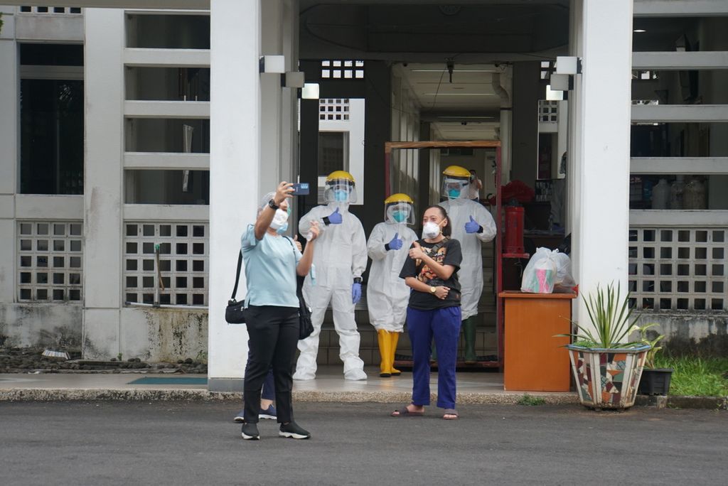 Tenaga kesehatan di RS Lapangan Darurat Covid-19 Bapelkes Manado, Sulawesi Utara, berfoto di depan unit isolasi, Senin (19/7/2021).