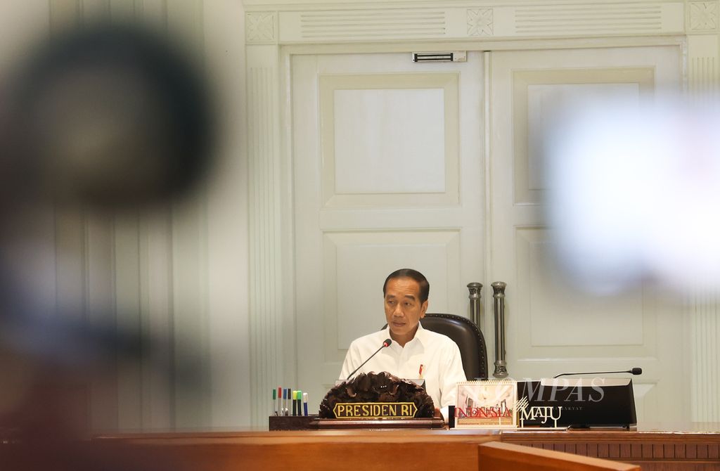 Presiden Joko Widodo memimpin rapat terbatas bersama sejumlah menteri Kabinet Indonesia Maju di Kantor Presiden, Jakarta, Senin (5/8/2024). Agenda rapat terbatas, antara lain, membahas rencana kerja pemerintah, nota keuangan, dan Rancangan Anggaran Pendapatan dan Belanja Negara (RAPBN) 2025. Presiden Jokowi menginginkan dalam RAPBN 2025 mengakomodir semua program presiden terpilih.