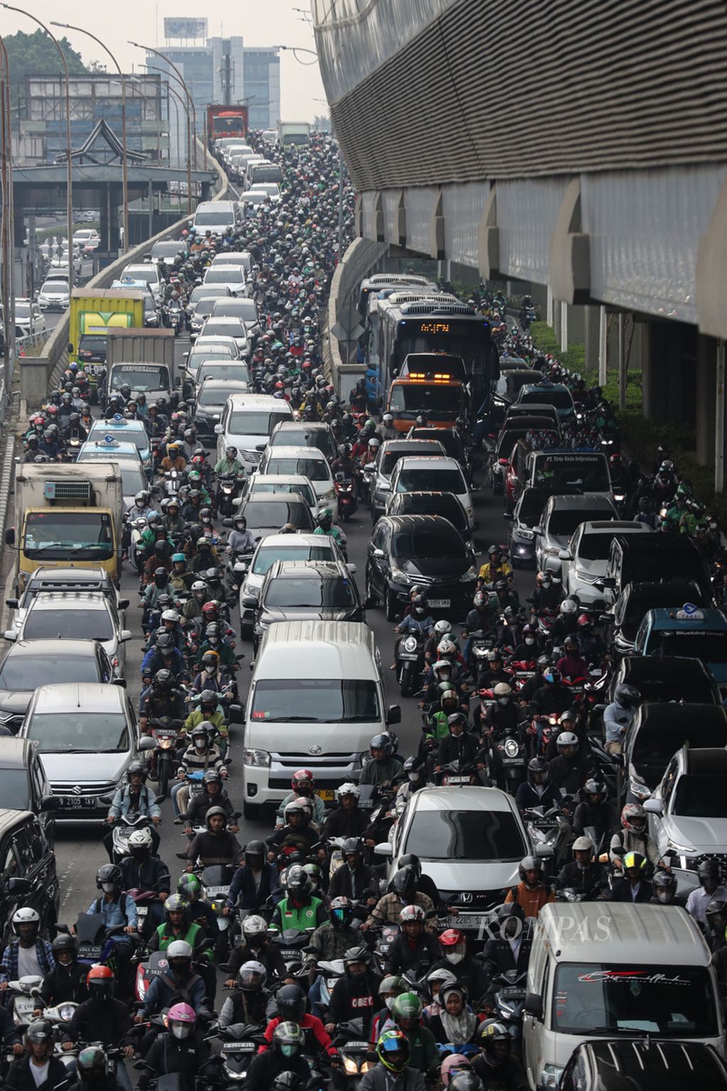 Pengendara terjebak kemacetan di Jalan Gatot Subroto, Jakarta, pada jam berangkat kerja, Senin (3/6/2024). Menggunakan transportasi publik menjadi salah satu upaya cara untuk mengurangi kemacetan di Jakarta. Badan Pusat Statistik (BPS) DKI Jakarta dalam datanya mencatat sepanjang April 2024, jumlah penumpang Transjakarta mencapai 26.901.324 orang. Jumlah tersebut turun 10,58 persen dibandingkan Maret 2024, namun meningkat 61,21 persen dibandingkan April 2023. Sedangkan total bus Transjakarta yang beroperasi sepanjang April 2024 mencapai 4.457 unit, meningkat 0,13 persen dibandingkan Maret 2024. Jumlah tersebut juga meningkat 15,68 persen dibandingkan April 2023. KOMPAS/FAKHRI FADLURROHMAN (FAK) 