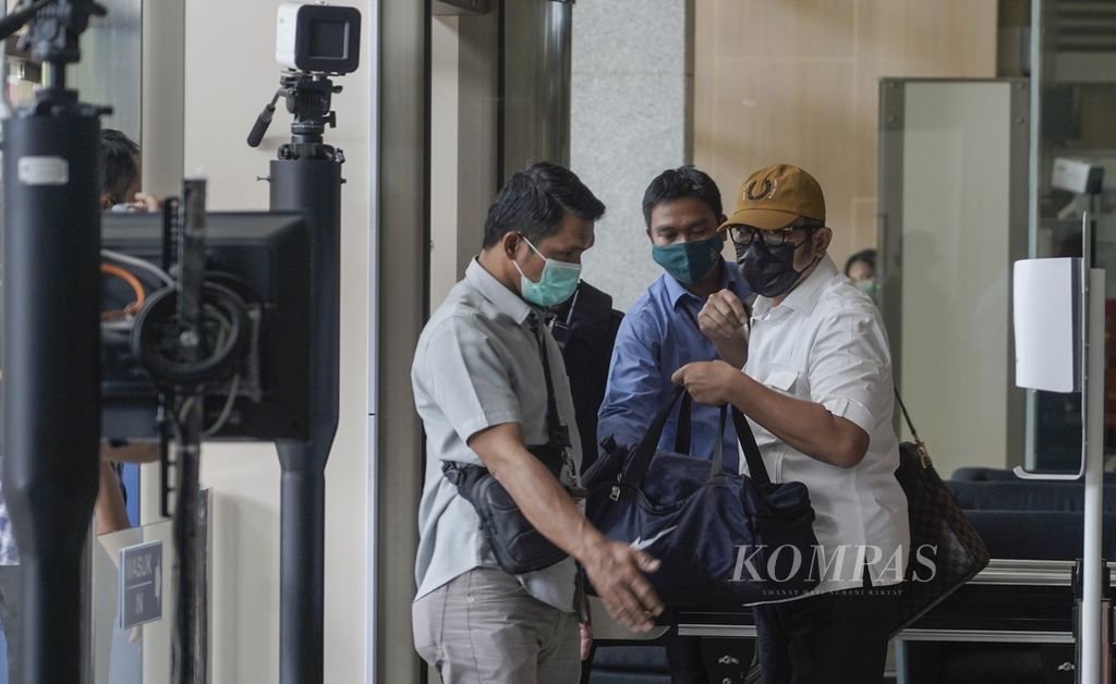 Wakil Ketua DPRD Jawa Timur Sahat Tua Simanjuntak (bertopi) saat tiba di Kantor Komisi Pemberantasan Korupsi (KPK), Jakarta, setelah tertangkap operasi tangkap tangan (OTT) KPK, Kamis (15/12/2022). 