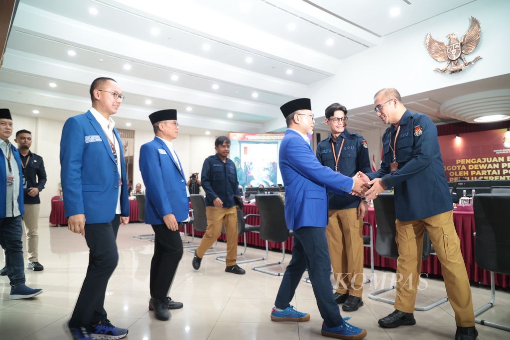 Ketua Partai Amanat Nasional (PAN) Zulkifli Hasan (tengah) bersama jajaran pengurus DPP PAN  mendatangi kantor Komisi Pemilihan Umum (KPU) di Jakarta, Jumat (11/5/2024). Mereka mendaftarkan dan menyerahkan daftar bakal calon anggota DPR untuk maju pada Pemilu 2024. 