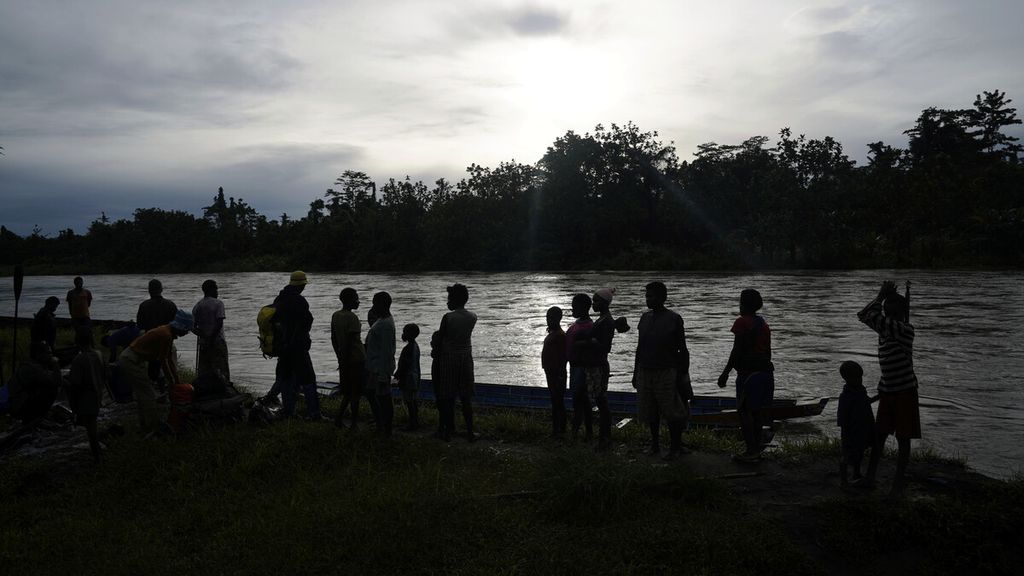 Warga berada di tepian Sungai Deiram di Kampung Sinimburu, Distrik Yanimura, Kabupaten Boven Digoel, Papua, Senin (9/3/2020). Kampung Sinimburu, Distrik Yaniruma, Boven Digoel, adalah salah satu permukiman Korowai yang tumbuh di tepian Deiram. Kampung yang terdiri dari dua rukun tetangga berpenduduk 79 keluarga itu mengandalkan Deiram untuk berbagai keperluan hidup, seperti minum, mencari ikan, hingga jalur transportasi. KOMPAS/AGUS SUSANTO