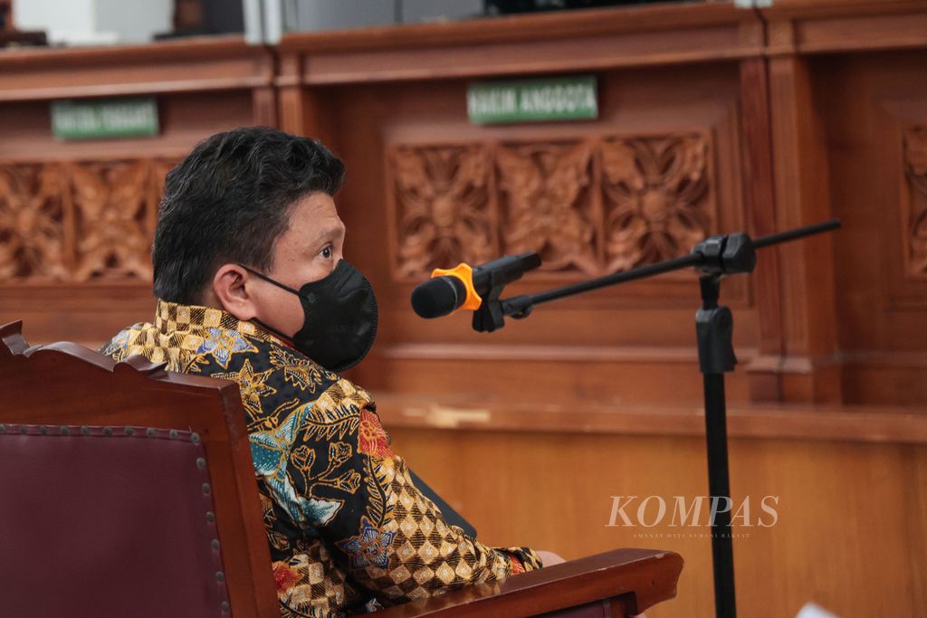 Terdakwa kasus dugaan pembunuhan berencana terhadap Brigadir Nofriansyah dan kasus dugaan penghalangan penyidikan, Ferdy Sambo, menunggu dimulainya sidang di Pengadilan Negeri Jakarta Selatan, Senin (17/10/2022). 