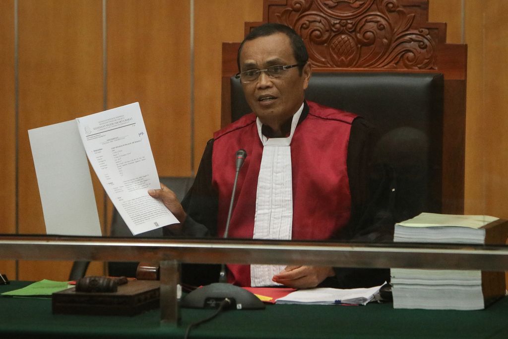 Ketua Majelis Hakim Jon Sarman Saragih menunjukkan surat dakwaan Inspektur Jenderal Teddy Minahasa saat persidangan di Pengadilan Negeri Jakarta Barat, Kamis (2/2/2023). 