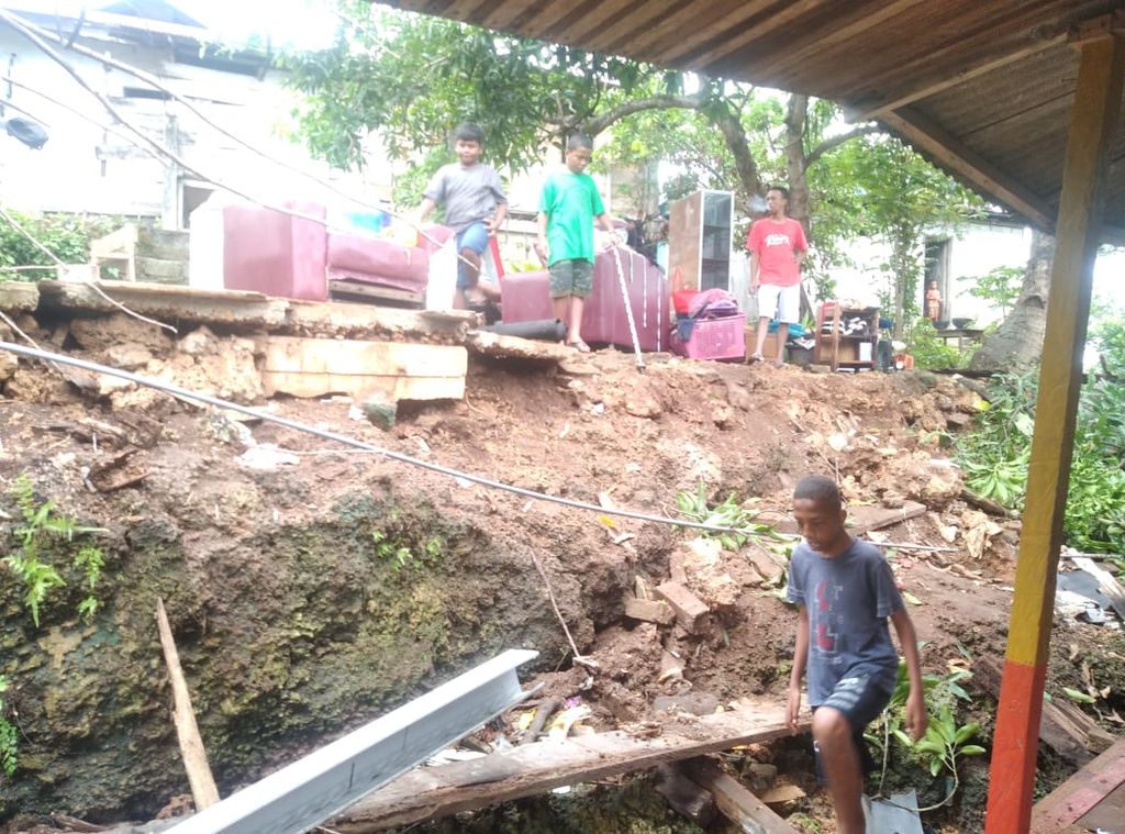 Kerusakan bangunan setelah gempa berkekuatan M 7,5 pada Selasa (10/1) pukul 00.47 WIB atau 02.47 WIT telah menimbulkan kerusakan sejumlah bangunan di Kabupaten Kepulauan Tanimbar, dan Kabupaten Maluku Barat Daya. Sumber: Pusdatin BNPB 