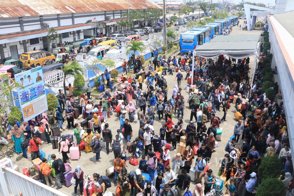 Sebanyak 2.600 pemudik yang menggunakan Kapal Motor Kelud tiba di Terminal Penumpang Bandar Deli, Pelabuhan Belawan, Medan, Selasa (18/4/2023). 