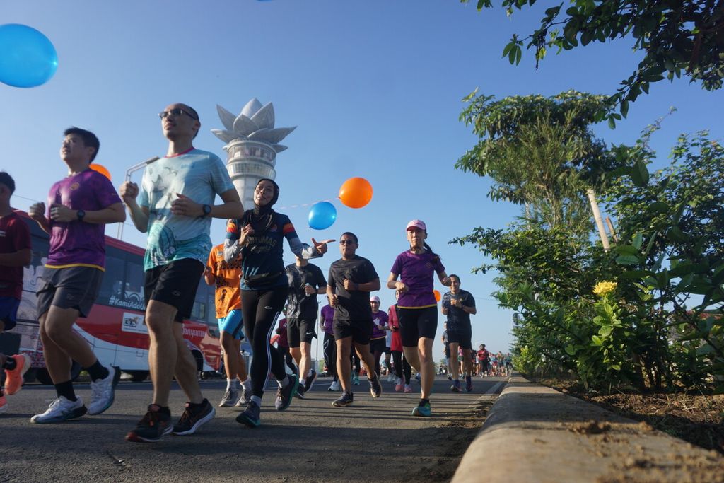 Para pelari dari berbagai komunitas di Banyumas Raya melintasi Menara Pandang Teratai saat mengikuti "Run The Ground" di Purwokerto, Banyumas, Jawa Tengah, Minggu (14/5/2023). 