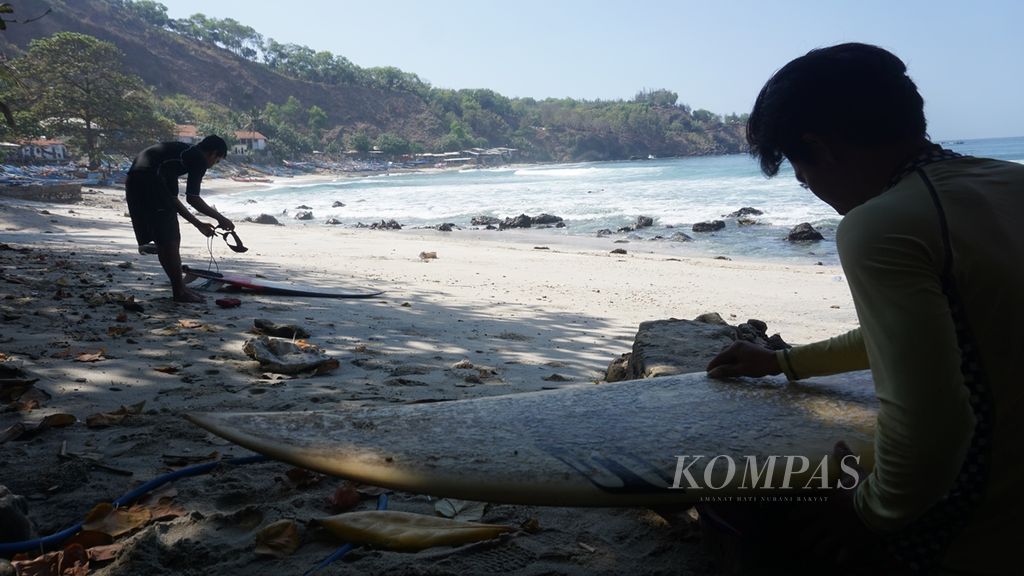 Para peselancar bersiap untuk berlatih selancar di Pantai Menganti, Kebumen, Jawa Tengah, Kamis (31/10/2019).
