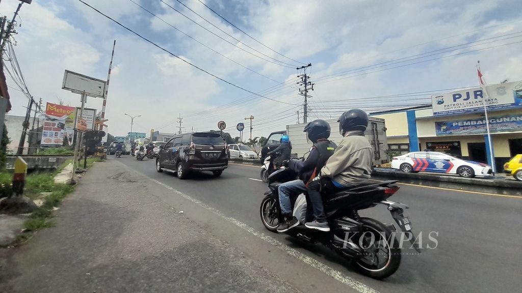 Kendaraan ramai melintas di jalan utama Malang-Surabaya atau tepatnya di titik pelintasan kereta api di Singosari, Kabupaten Malang, Jawa Timur, Kamis (28/4/2022).