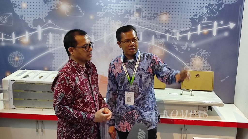 Wakil Menkominfo Nezar Patria (kiri) bercakap-cakap dengan Direktur ICT Strategy and Business Huawei Cloud Indonesia Mohamad Rosidi pada acara Indonesia Internet Summit and Expo 2024, Senin (12/8/2024), di JI Expo Kemayoran, Jakarta.