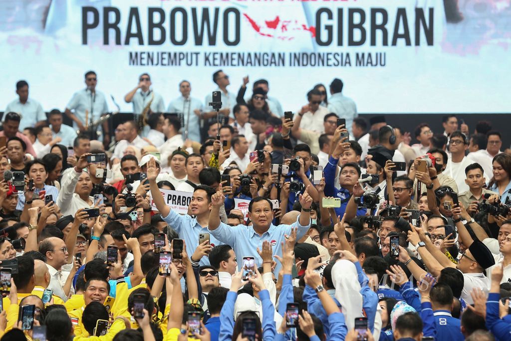 Bacapres Prabowo Subianto dan bacawapres Gibran Rakabuming Raka menyapa sukarelawan di Indonesia Arena, Jakarta, Rabu (25/10/2023). Koalisi Indonesia Maju resmi mendeklarasikan Prabowo berpasangan dengan Gibran untuk maju di Pilpres 2024. Kedua pasangan tersebut mendaftarkan diri ke KPU pada hari Rabu itu. 