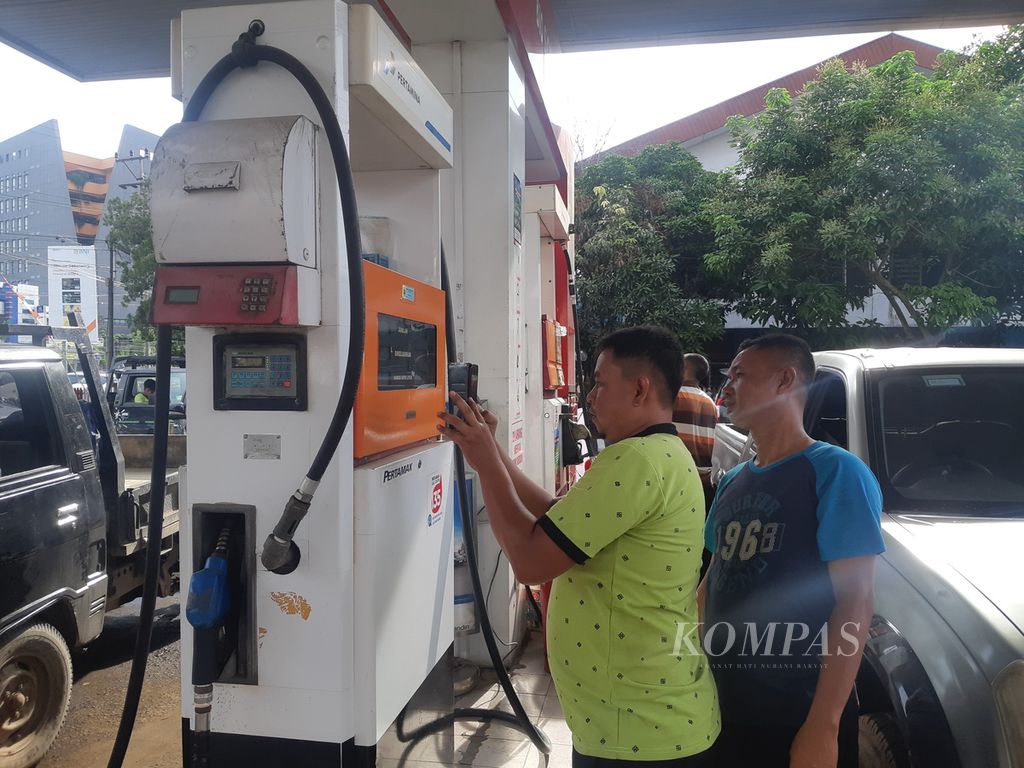 Petugas SPBU 24.301.16 yang berada di Jl R Soekamto Palembang sedang memeriksa dispenser bahan bakar minyak pasca-kenaikan harga BBM bersubsidi, Sabtu (3/9/2022). Kenaikan harga BBM bersubsidi cukup mengagetkan warga. Kondisi ini diharapkan tidak berdampak pada kenaikan harga bahan pokok. 