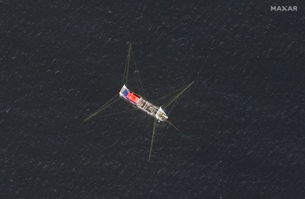 Foto citra satelit yang disediakan oleh Maxar Technologies pada 23 Maret 2021 ini menunjukkan kapal penangkap ikan China di Laut China Selatan, tepatnya di perairan Whitsun, yang masih dipersengketakan. Amerika Serikat mendukung Filipina dalam persengketaan dengan China di Laut China Selatan. 