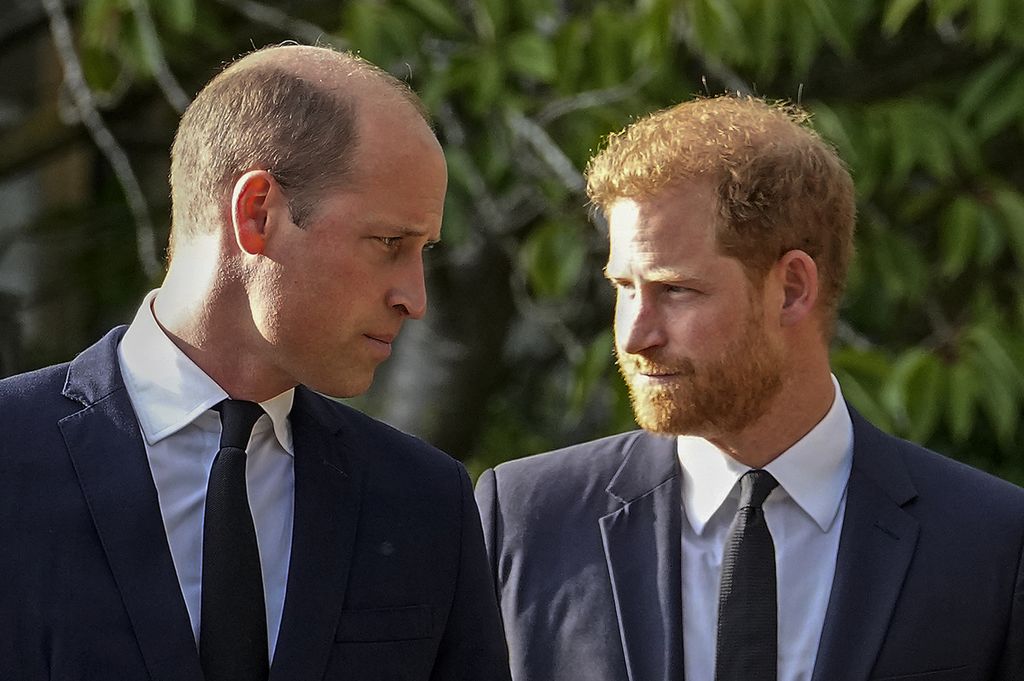 Pangeran William dan Pangeran Harry dari Inggris berjalan berdampingan setelah melihat rangkaian bunga untuk mendiang Ratu Elizabeth II di luar Kastil Windsor, Windsor, Inggris, pada 10 September 2022. 