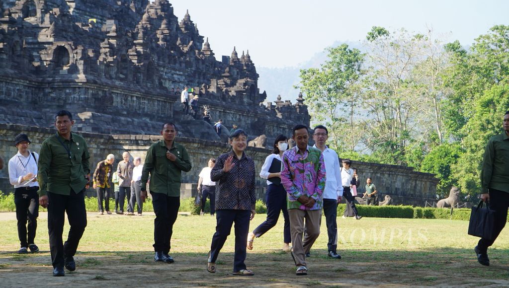 Kaisar Jepang Naruhito melambaikan tangan setelah berkeliling di Candi Borobudur, Kabupaten Magelang, Jawa Tengah, Kamis (22/6/2023). Itu merupakan kunjungan hari keenam dalam lawatannya ke Indonesia. Ia tertarik dengan kisah mengenai sumber daya air terkait candi tersebut.