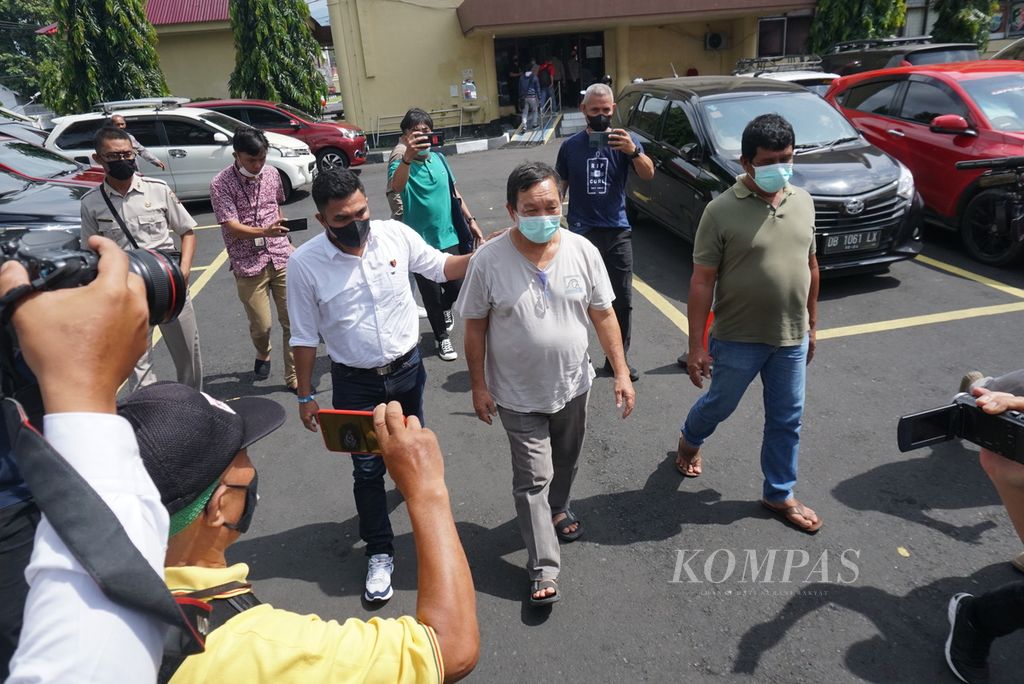 Dua tersangka pencuri 3.000 liter atau 3 ton solar bersubsidi, FL (65, tengah, berkaus abu-abu) dan VP (55, kanan, berkaus hijau gelap), dihadirkan dalam konferensi pers di Markas Kepolisian Daerah Sulawesi Utara di Manado, Rabu (13/4/2022).