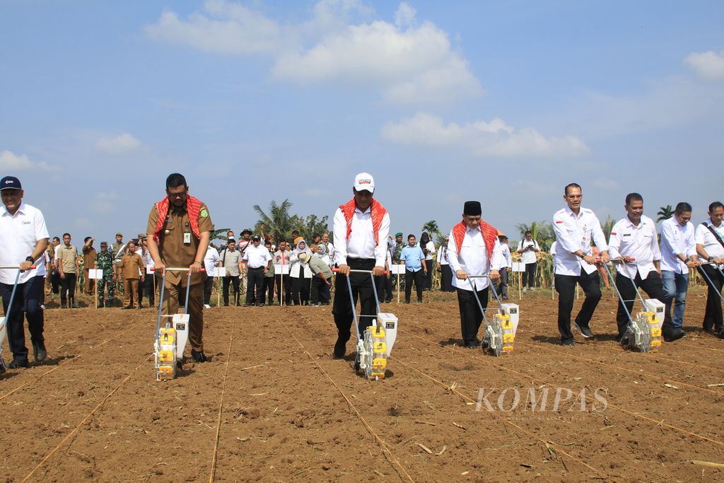 Menteri Pertanian Andi Amran Sulaiman (tengah) menanam jagung di Medan Tuntungan, Kota Medan, Sumatera Utara, Senin (5/2/2024). 