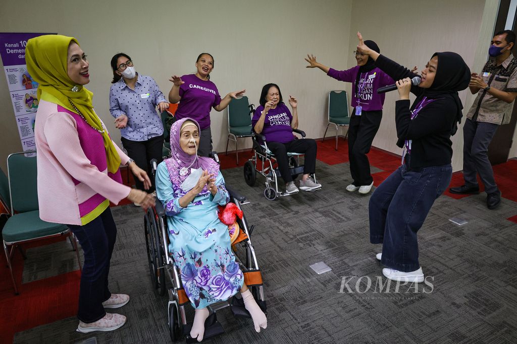 Orang dengan demensia bernyanyi dan berjoget bersama pengasuh dan kru Alzheimer Indonesia di Alzi Academy &amp; Healthy Aging Center, Universitas Atma Jaya Jakarta, Jumat (30/8/2024).