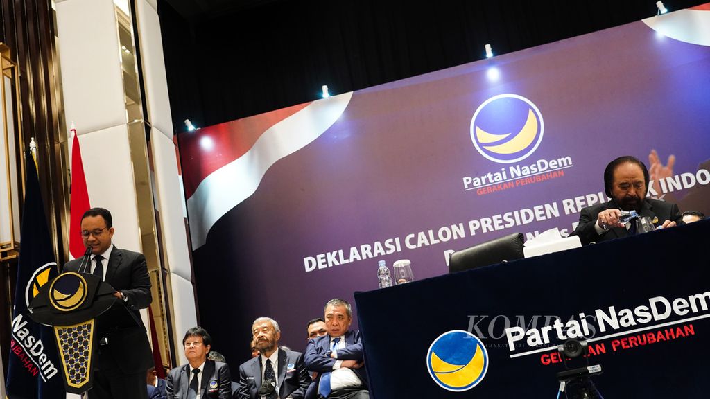 Gubernur DKI Jakarta Anies Baswedan (kiri) membacakan pidatonya di depan Ketua Umum Partai Nasional Demokrat Surya Paloh (kanan) pada acara Pengumuman Calon Presiden Pemilu 2024 yang diusung Partai Nasional Demokrat (Nasdem) di Nasdem Tower, Jakarta, Senin (3/10/2022). 