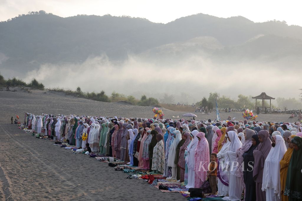 Umat Islam menunaikan ibadah shalat Idul Adha 1445 Hijriah di gumuk pasir Parangkusumo, Bantul, DI Yogyakarta, Senin (17/6/2024). Hari raya Idul Adha dilaksanakan untuk memperingati peristiwa ketika Nabi Ibrahim AS bersedia mengorbankan putra kandungnya yang bernama Ismail sebagai wujud nyata kepatuhan terhadap Allah SWT.