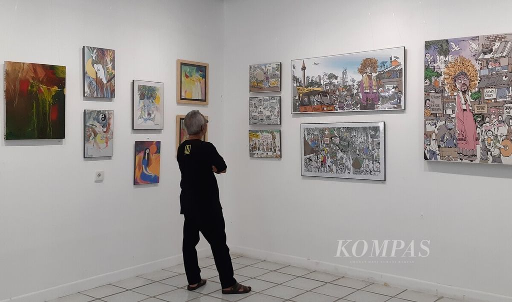 Pengunjung mengamati kartun karya Non-O (Sudi Purwono) di Balai Budaya Jakarta, Jumat (14/7/2023).